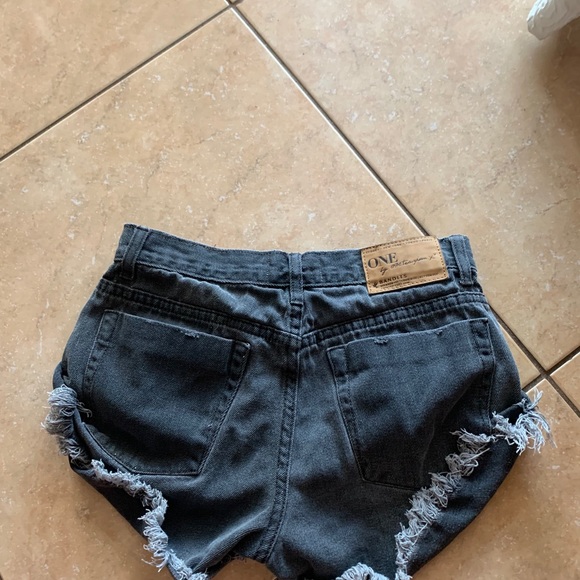 One teaspoon shorts SIZE 22. fit like a 23 - Picture 3 of 3